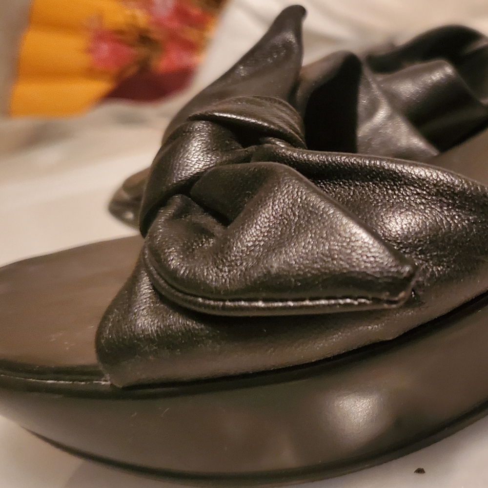 Cute bow slip on w small heel